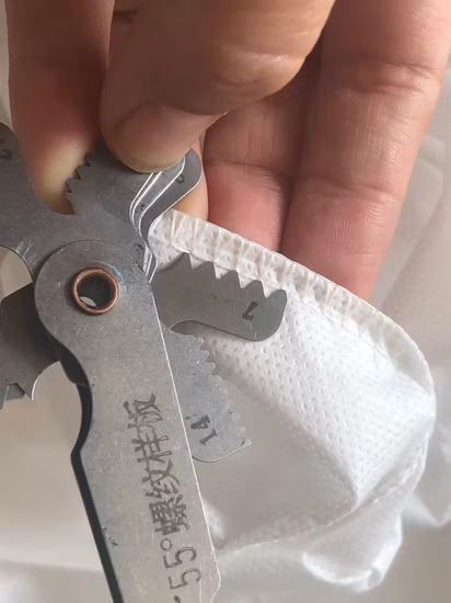 Einweg-Schutzkleidung, medizinische Isolationskittel aus PP mit elastischen und gestrickten Bündchen